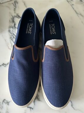 New TOMS Men's Slip-On Canvas Sneakers in Navy—with box